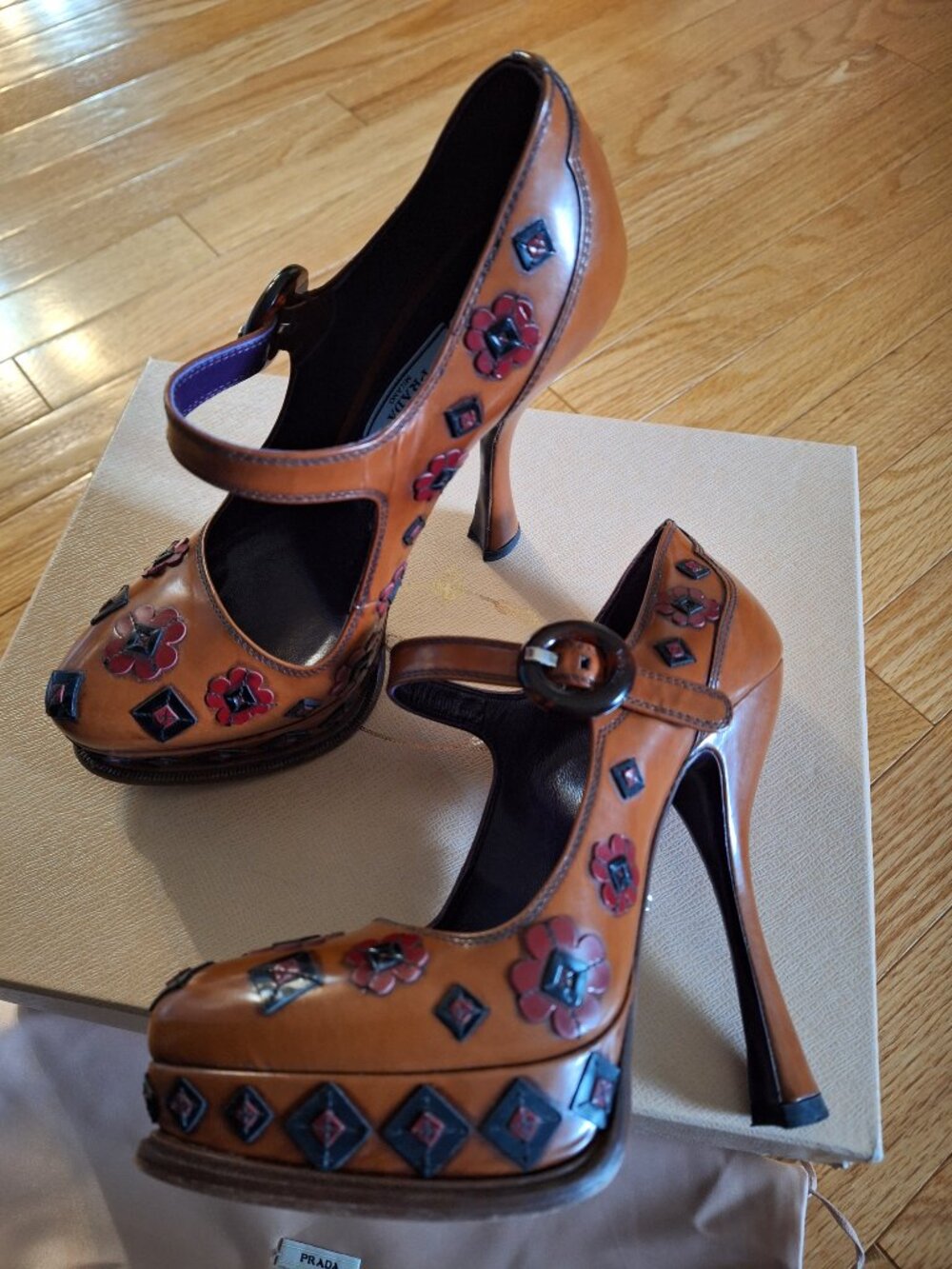 Prada platform heel with strap and flower detailing, cognac - Picture 4 of 7
